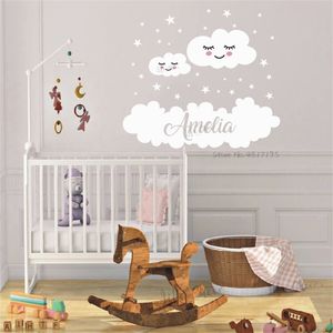 Anpassade namn Cloud Wall Sticker Baby Kids Bedroom Decor Wallpaper Stars med söta moln Vinyl Wall Decal Home Nursery Art 220621