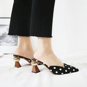 Chic Dot High Heel tofflor pekade Toe Ladies Mules Eleganta halv tofflor Black White Dot Ladies Office Shoes Pumps Y200423