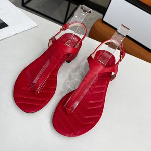 Kadınlar Lüks Tasarımcı Moda Klasikleri Kadınlar Metal Süsler Sandalet Hakiki Deri Açık Toe Çevirme Düz Topuklu İlkbahar Yaz Ünlü Hafif Ayakkabı