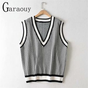 Garaouy Women Spring Autumn College Style Houndstooth V Neck Vest Loose Sleeveless Knitted Sweater Casual Jumper 220318