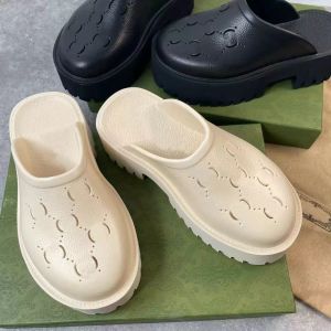 Lyx Märke Designer Dam Tjock Sole Perforerade Sandaler Tofflor gjorda av Transparent Material Modig Sexig Söt Solsken Strand Kvinnor Skor Tofflor