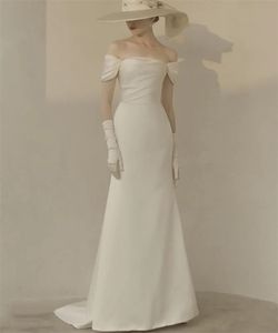 Elegant off-shoulder sjöjungfru bröllopsklänning fransk stil svep tåg vintage satin brudklänningar vestidos de mairee formella klänningar skräddarsydd
