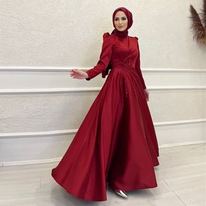 Kırmızı saten boncuklu Müslüman Gece Elbise Arapça Dubai Hijab Uzun Kollu Çırpma ile Resmi Elbise Bir Çizgi Cobles De Soiree 326 326