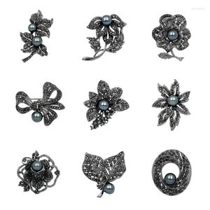 Spille Spille Retro Gun Black Pearl Fiore per le donne Suit Uomo Badge Strass Lascia Bowknot Sciarpe Fibbia Accessori gioielli Seau22