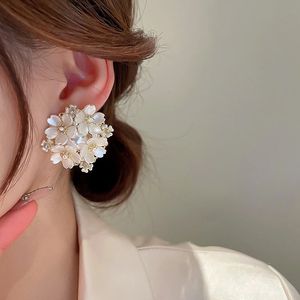 Lustre de lustre de pérolas de pérolas artesanais Brincos de flores para mulheres Personalidade de estilo coreano Novas jóias da moda Pendientes