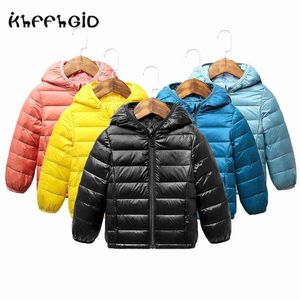 Novo 2021 Children Winter Jacket Super Light Down Baby Girl Casas Capacadas Jaqueta Capuz Roupas Candy Color 2-8 anos J220718