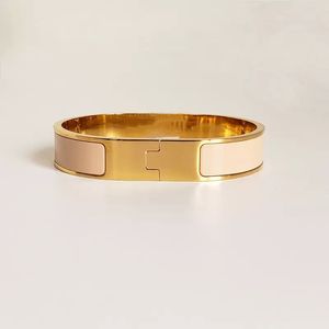 Designer Design Armreifen Edelstahl Liebe Gold Brief Schnalle Armband Mode Liebe Schmuck Männer Frauen Armbänder mit Samtbeutel