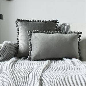 Travesseiro de veludo sólido com colore com .pom pom sofá -lance travesseiro de almofada de almofada 30x50cm cinza rosa sofá azul decoração 210401