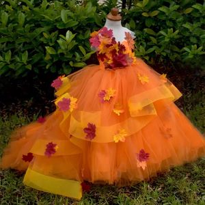 Ahornblatt-Applikationen-Ballkleid-Blumenmädchenkleider für die Hochzeit, abgestufte Festzugskleider, orangefarbenes Sweep-Zug-Erstkommunion-Kleid