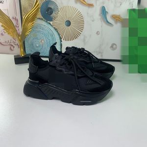 أعلى أزياء Men Mener Dression Shoes Black White Drica Bottom Lace Up Cool Luxury Mens Disual Sports Shealers Trainers Shoe MKJ302