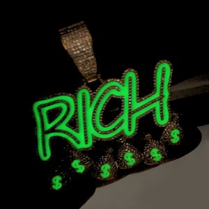 Iced Out neuer Stil „Letter Rich“-Anhänger, gepflastert, voller Kubikzirkon, vergoldet, Silber, Emaille, grün, leuchtende Hip-Hop-Halskette für Männer, Jungen, Schmuck in US-Dollar-Form