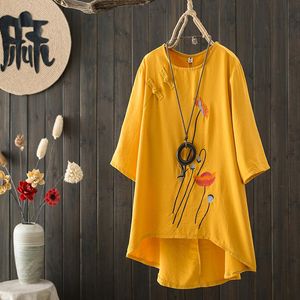 T-shirt femminile Pullover o-collo giallo tops Women Tshirt Piatto vintage Abbattine ricami Floral irregolare Abiti femminili 2022women '