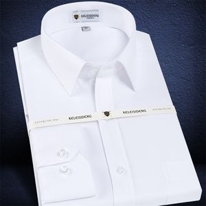 メンズロングスリーブスタンダードフィットソリッドベーシックドレスシャツパッチシングルポケット高品質フォーマルソーシャルホワイトワークオフィスシャツ220401
