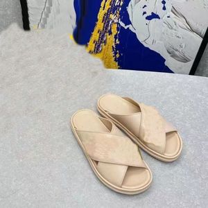 Luxury Designer Cross Slippers Classic Beach Shoes Sandaler Enkla och bekväma män och kvinnor har samma stil 35-41