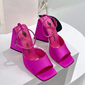 Theatticothick Satin 삼각형 발 뒤꿈치 발가락 슬리퍼 고급 디자이너 샌들 여름 신발 115mm 디너 드레스 신발 여성 특허 송아지 가죽 공장 신발