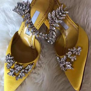 サテン 22ss ハイヒールサンダル女性のためのダイヤモンドの葉の装飾シルクシックなミュール女性スライドセクシーな尖ったつま先デザイナー高級ブランドの靴クローズドトゥの女性の靴マノロ
