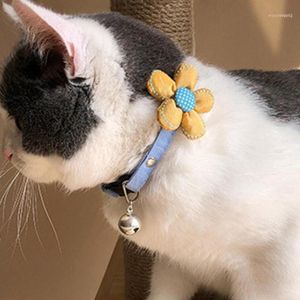 Katthalsar leder bärbar söt husdjurskrage Blomma dekoration justerbar polyester kattunge halsbandsslinga med klocka för produkt små hundar