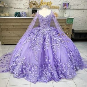 Lilac Spaghetti Strap ButterflyアップリケレースQuinceanera Dress Ball Gown With Cape Crystal Sweet 15 Vestidos DE XV ANOS 322
