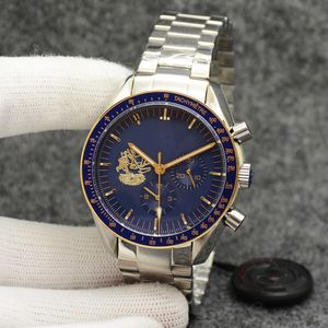 Eyes on the stars Orologio cronografo sportivo Batteria limitata Two Tone Gold Blue Dial Quartz Orologio da polso da immersione professionale Cinturino in acciaio inossidabile Orologi da uomo 1970