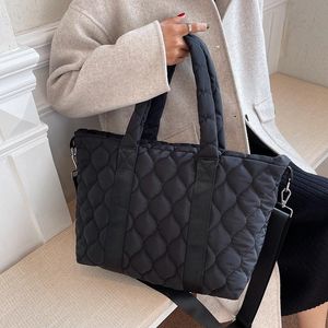 Kvällspåsar avslappnad nylon quiltad vadderad stor tote kvinnor axel design lady handväskor ner bomull crossbody väska stor shoppare handväska 2022