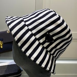 Designer Striped Bucket Hat Fashion Brand Mens Womens Högkvalitativa hattar Trend Mångsidiga Shade Travel Essentials