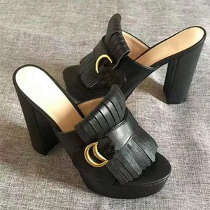 Designer kapcie Nowe R Luksusowe slajdy damskie gumowe gumowe sandały plażowe deskorolki mody odporne na zużycie butów wewnętrznych rozmiary 35-42