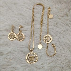 Fashion Designer Necklace V Letter Pendant Banshee Medusa Head 18K Gold Plated Womens VE077 on Sale