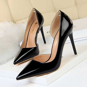 TopSelling femmes bout pointu chaussures à talons hauts mode simple mince talon en métal bouche peu profonde côté creux sexy unique chaussure pour fête mariage pompes en cuir verni