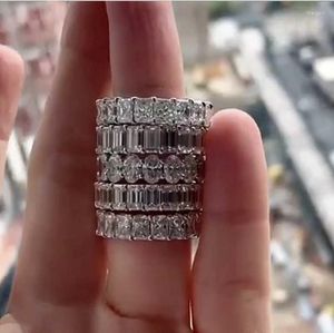 Pierścienie klastra Trzy pasy krojów 925 Silver Pave Ustawienie pełnego kwadratowego symulowanego diamentu Eternity Band zaręczyny