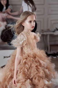 Abiti eleganti da ragazza di fiori Abito da festa di compleanno rosa con paillettes Tulle con volant in pizzo senza maniche con scollo all'americana e piume applicate su misura