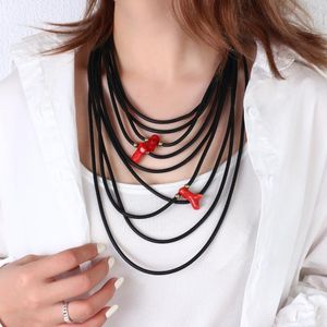 Hänghalsband amorcome handgjorda svart wrap halsband för kvinnor multirand röda pärlor gummi repkedja uttalande juvelrypendant