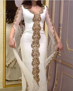 Elegant Saudi Arabic Long Sleeves Evening Dresses For Women Sheath V-Neck Floor Length Formal Event Gowns Gold Crystals Lace Kaftan Prom Celebrity Party Dress