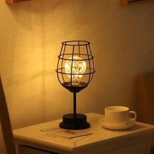 테이블 램프 레트로 아이언 와인 보틀 모양 LED 램프 아트 미니멀리스트 구리 와이어 야간 조명 장식 고전 홈 장식 책상 lamptable