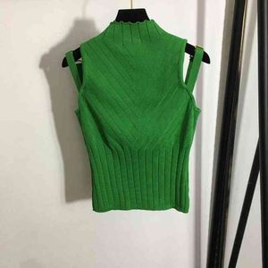 Maglioni da donna all'inizio della primavera nuovo ritratto di bellezza fibbia in metallo tracolla sottile collo alto gilet in maglia