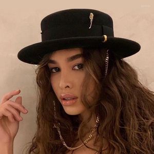 Beralar Beralar Pin En İyi Kadın Fedoras Şapka Kadın İngiliz Vintage Sonbahar Kış Yün Düz Sosyalit Caz Fedora Avrupa Vahşi Zincir Hatberets Moda Yün Caz Şapkası