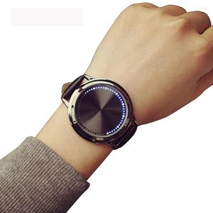 Recursos criativos de Wristwatches Creative Personalidade Inteligente para homens Mulheres Round Leather Band Strap Digital LED relógios Gift BoundWatchwatch