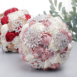 Lussuosi fiori artificiali Bouquet da sposa per spose Spilla da damigella d'onore Quinceanera Quince Sweet 15 Bouquet con strass Cristalli Rose di raso Nastro Perla