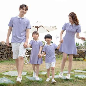 Familien-passendes Outfit, Vater-Sohn-Kurzarm-Polo-T-Shirt, Mutter-Tochter-Kleid, neues hellrosa-lila reines Farbkleidungsset