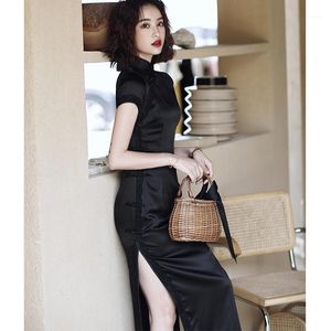 Ethnische Kleidung Sexy Schwarzer Satin Qipao High Split Mandarin Kragen Chinesisches Abendpartykleid Übergröße 3XL Frauen Slim Vintage Button Cheongs