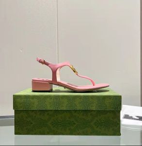 2022 Pantofole per sandali da donna di moda di design di design di nuovo stile sandali con tacco piatto spessi in pelle 35-44