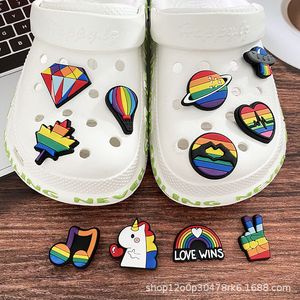 LGBTQレズビアンゲイプライドプリーズラブピース、クモのサンダルシューズの靴の装飾のためのJibbitz Rainbow Croc靴の魅力