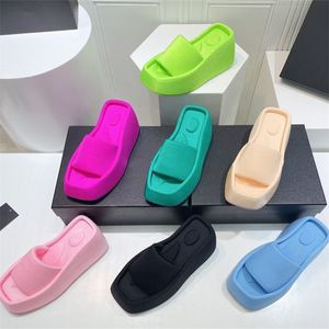 2022 Bayan Tasarım Platformu Sandalet Sandalet Yüksek Topuklu Kama Slaytları 10cm Terlik Moda Pu Flip Flops Kauçuk Deri Deriz Düz Jöle Ayakkabı Plajı