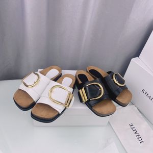 Khaite Thompson spännade läder slides tofflor Lyx slip-on strandsandaler skor Äkta läder öppen tå fritidskläder för kvinnor Luxury Designers fabriksskor