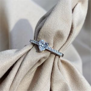 100% 925 Sterling Silver Ring Luksusowe Pierścienie Biżuteria 5a Cubic Cyrkonia White Heart Princess Cut Diamond Party Dla Kobiet Kochają Obrączki Zaręczynowe Z Pole Rozmiar 5-9