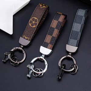 Luxury Designer Keychains Lovers Crafts Car Key Chain Handgjorda l￤derdesigners Keyrings m￤n Kvinnor V￤skor Ringar Buckle Pendant Car Accessories Gifts