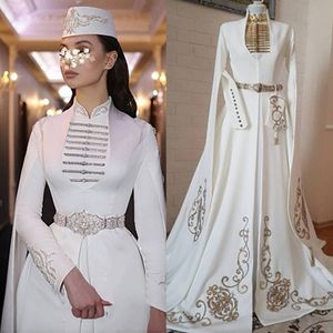 Elegant marockansk kaftan muslimska formella aftonklänningar höghals långärmad cape vit satin prom party klänningar arabiska dubai caftan brud broderi mottagning klänning