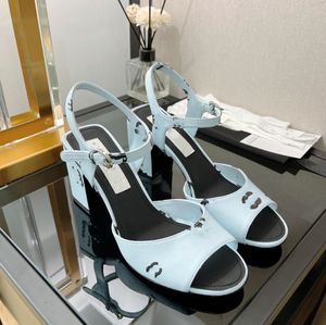 새로운 도착 2023 Patent Leather Sandals 스릴 발 뒤꿈치 여성 독특한 디자이너 뾰족한 발가락 드레스 웨딩 신발 섹시한 신발 편지 힐 샌들