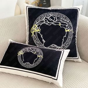 Designer Pillow Classic Decorative Cushion Home Decor Luxury Cushions Cotton Throw Pillows Cover Fashion Portrait Bedroom Sofa 2203264WU