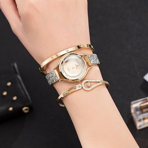 Zegarek na rękę Zestaw Watch Watch 3 PCS Kobietowe zegarki bransoletki z dużą marką Zonmfei Woman Dress Design