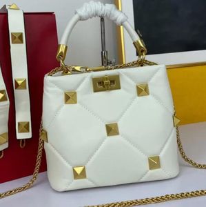 Büyük Altın Perçin Çanta Çivi Çanta Tasarımcı Zinciri Hakiki Deri Omuz Crossbody Çanta Yumuşak Dana Derisi Lüks Tote Kova Çanta Akşam Yemeği Parti Çapraz vücut Çanta